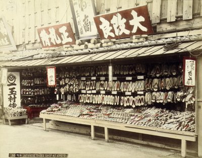 Tienda de zapatos en Kioto, c.1890 de Japanese Photographer